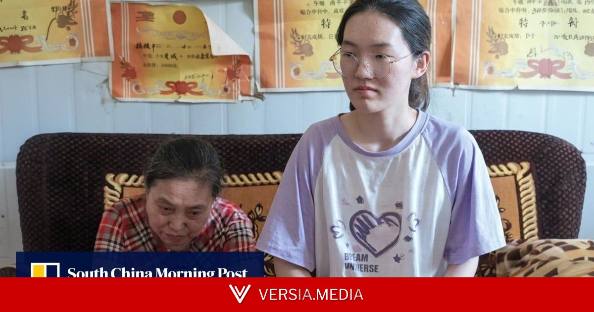 Low-income Chinese girl aces gaokao, inspires live-streamers offering financial help