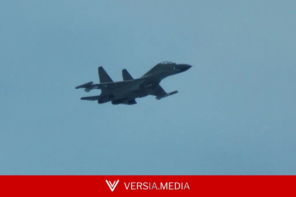 解放军在黄岩岛海空及周边区域组织战备警巡