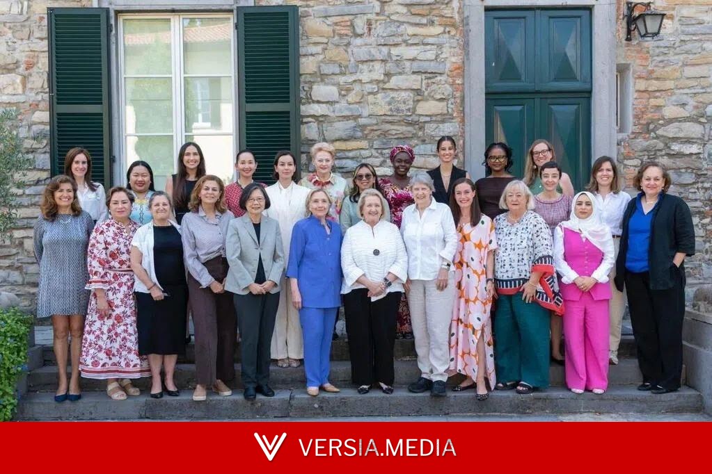 蔡英文访意大利出席全球女性领袖峰会 与希拉莉并肩合影