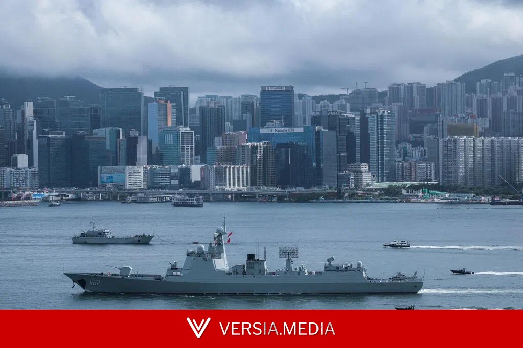 中国海军舰艇编队抵达香港
