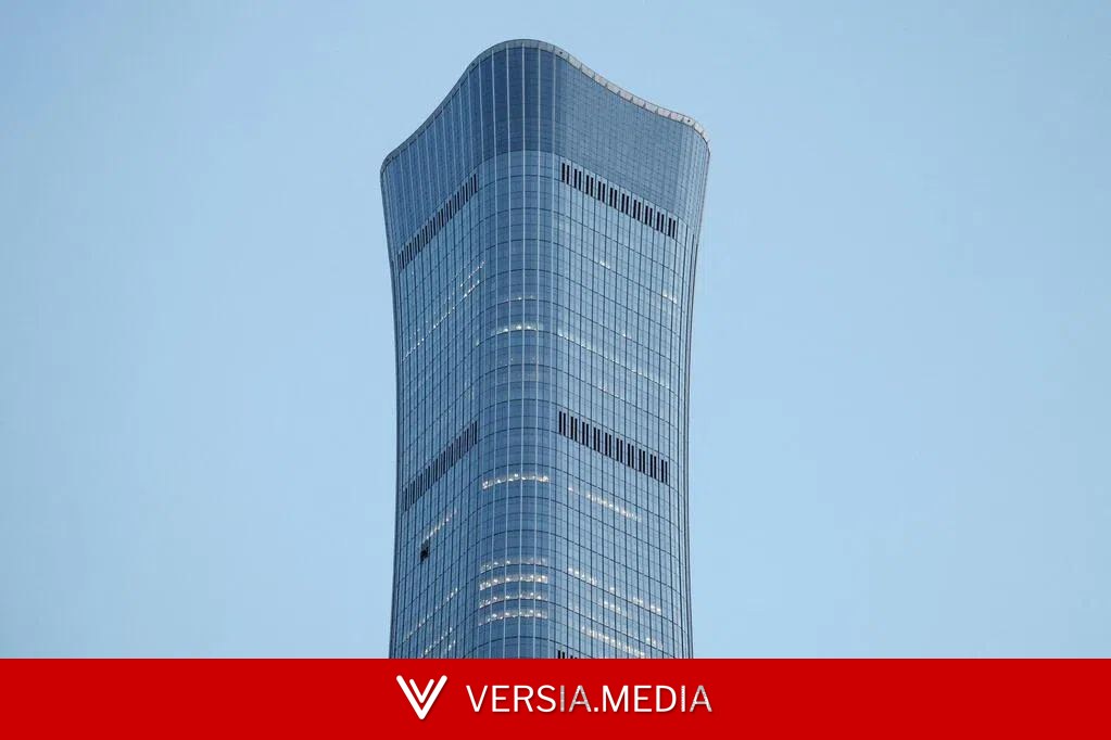 撞上“中国尊”小飞机据报曾飞入客机航线