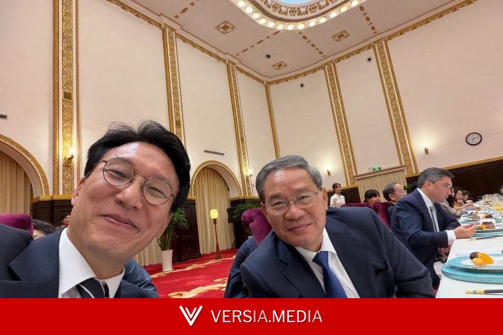 韩总理金民锡与李强自拍 两人面带笑容
